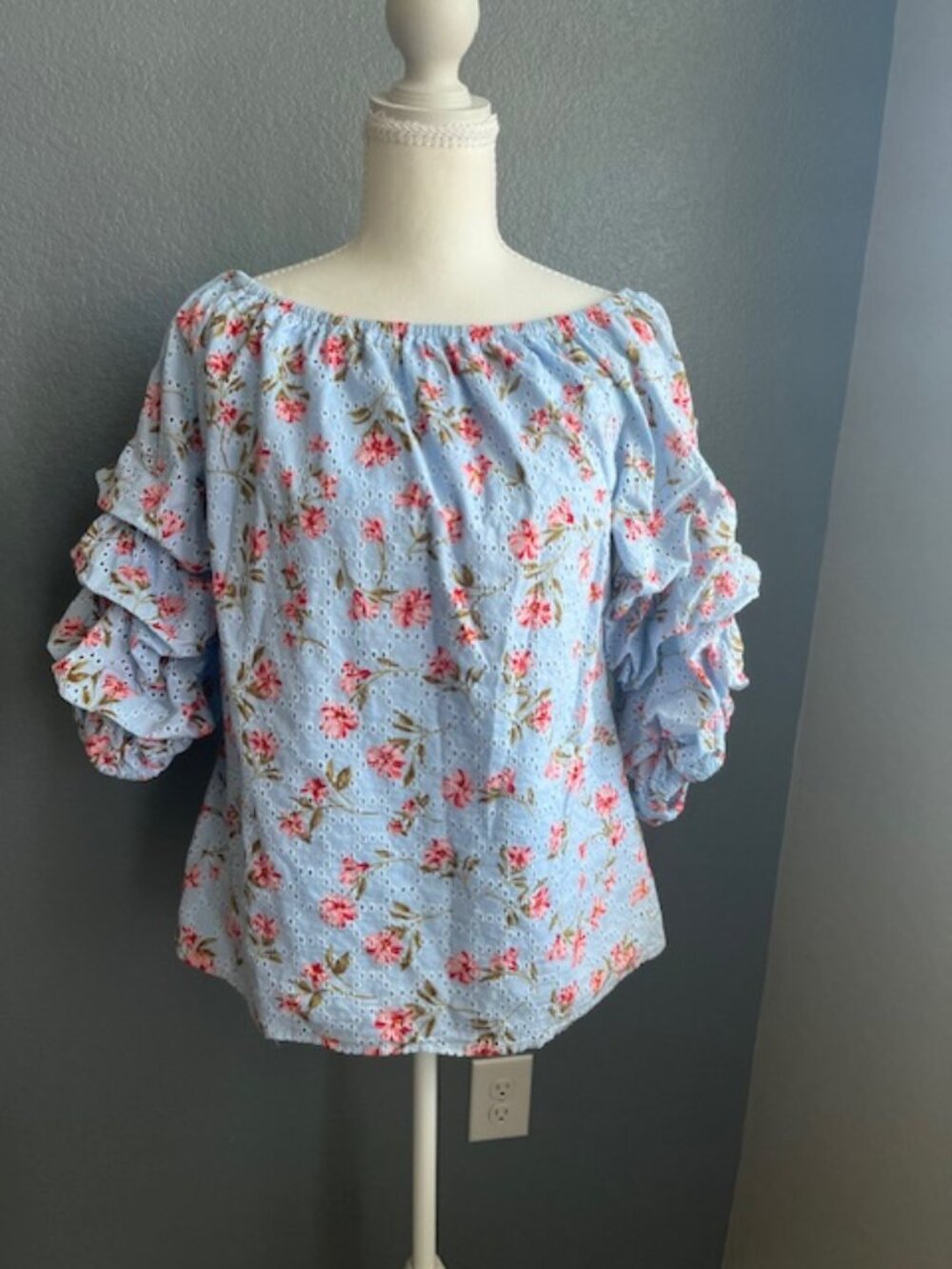 CeCe Blouse Size Medium